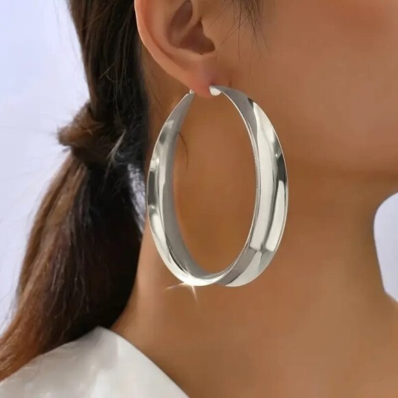 New Silver Hoop Earrings Oversized Lightweight Silvertone Hoops in Box Gift - Picture 3 of 7